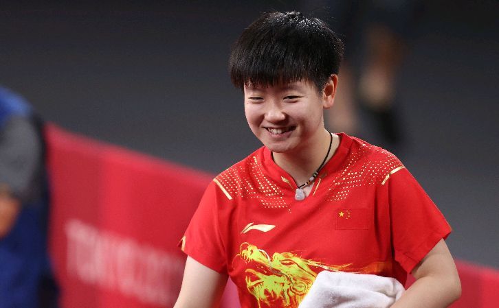 观众这才惊觉：原来略显土气的发型配碎花旗袍，也可以这么美。