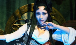 事实上，相比于演员群像，导演麦浚龙在工作时的形象也是影片表演的一部分。